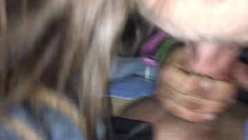 Fiatal örömlány furulyázása a járgányban Thumb