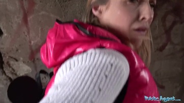 Rhiannon Ryder megfarkalva a híd alatt Thumb