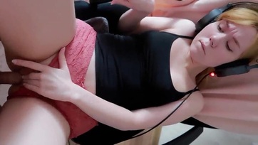 Kis cerkájú bátyus furulyáztatja a nimfó húgicáját Thumb
