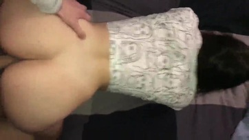 Fiatal gimis pipi kutyus pózban kívánja a szőrtelen pinácskájába Thumb