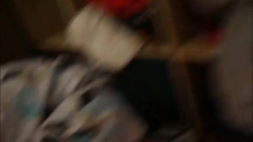 Fiatal barátnő táncikál a fütyülőn Thumb