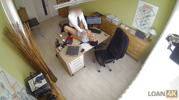 Extra zsetonért széttárja a lábait a dús keblű pipi Thumb