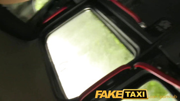 Oboázással és szexeléssel törlesztett a fuvarért a formás seggű tini Thumb