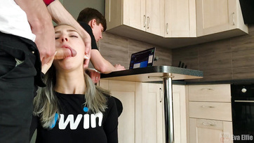 A faszija mögött kavar egy cimborájával a csábító szőkehajú tini Thumb