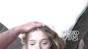 Tündéri szöszike lányka megvizsgálta magát egy sex casting-en Thumb