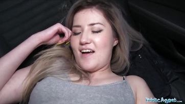 Tüneményes szöszke bige gázsiért megmutogatta a dudáját és széttárta a lábait Thumb