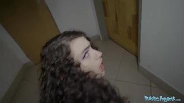 Zsetonért cserébe ledobta a nejlonharisnyáját a basznivaló tini punci és ráugrott a péniszre Thumb