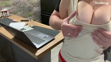 Rendesen megdöngette a szexis fősulis sunát és összelövellte a muffocskáját és a tangabugyiját Thumb