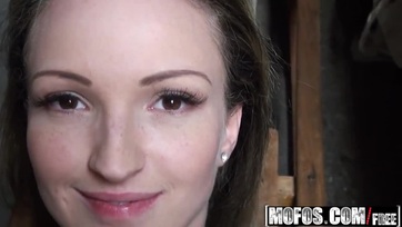 Egy kiadós cumi után beengedte a brét a borotvált puncusába a mások előtt levadászott bébi Thumb