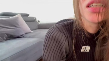 A nagy popsis gyönyörű fiatal leányzó happolt egy hatalmas kékerest a muffocskájába még tréning előtt Thumb