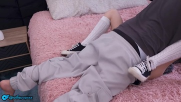 Egy csöppet megkurkászta a 18 éves tini csajszi szőrtelen sunácskáját és benyomta a cerkáját Thumb