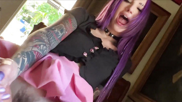 Hatalmasakat tüzelt a punk fiatal ribanc pinája, mialatt a mostohafivére gigászi fütykösén ugrándozott Thumb
